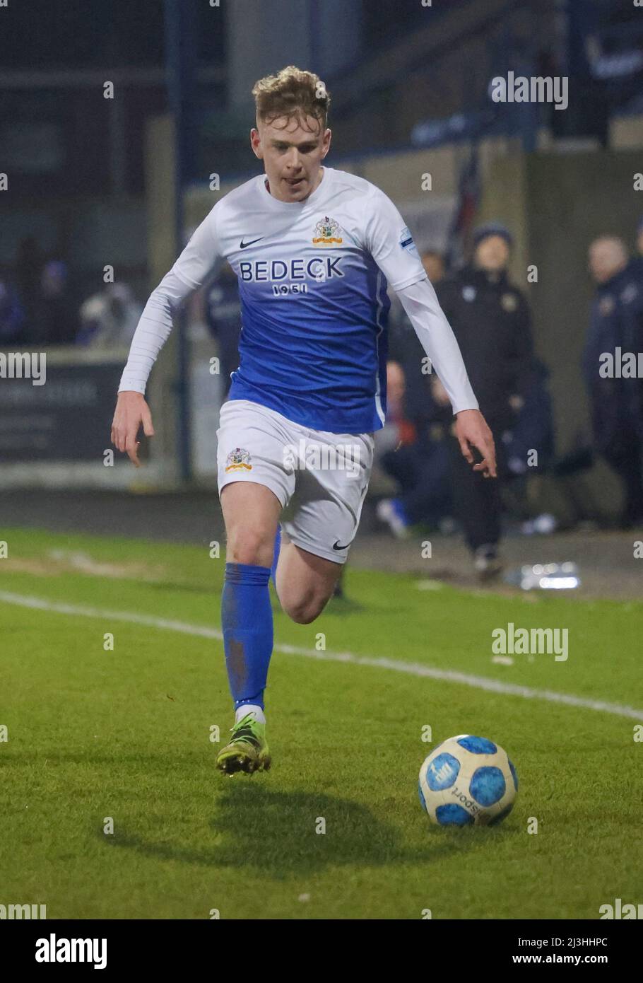 Parc de Mournview, Lurgan, Irlande du Nord. 25 janvier 2022. Danske Bank First ership – Glenavon (bleu) c. Glenavon. Action depuis le parc de Mournview. Peter Campbell, joueur de Glenavon. Banque D'Images