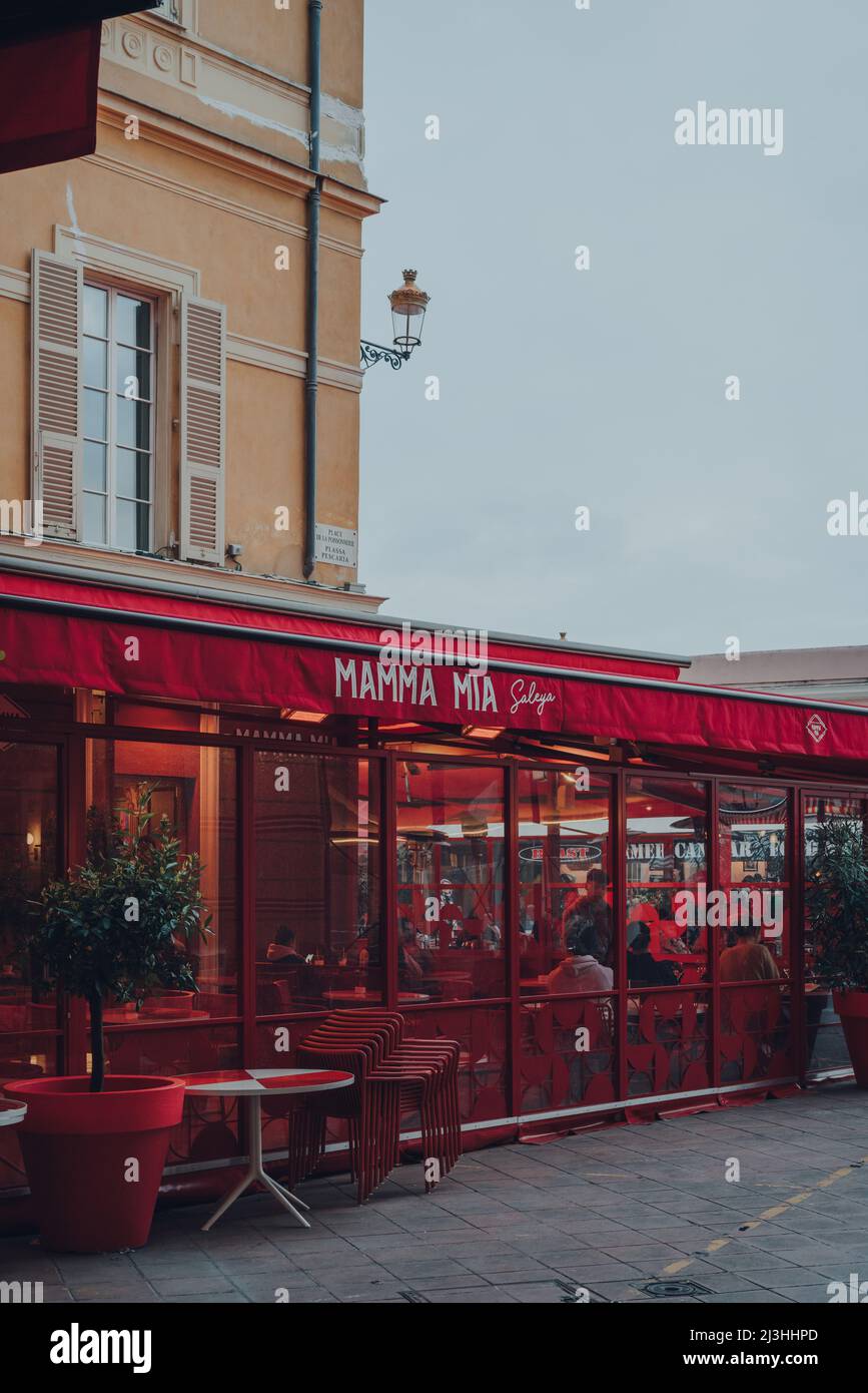 Nice, France - 10 mars 2022 : extérieur du restaurant Mamma Mia sur le cours Saleya, une rue de la vieille ville de Nice connue pour ses marchés en plein air quotidiens Banque D'Images