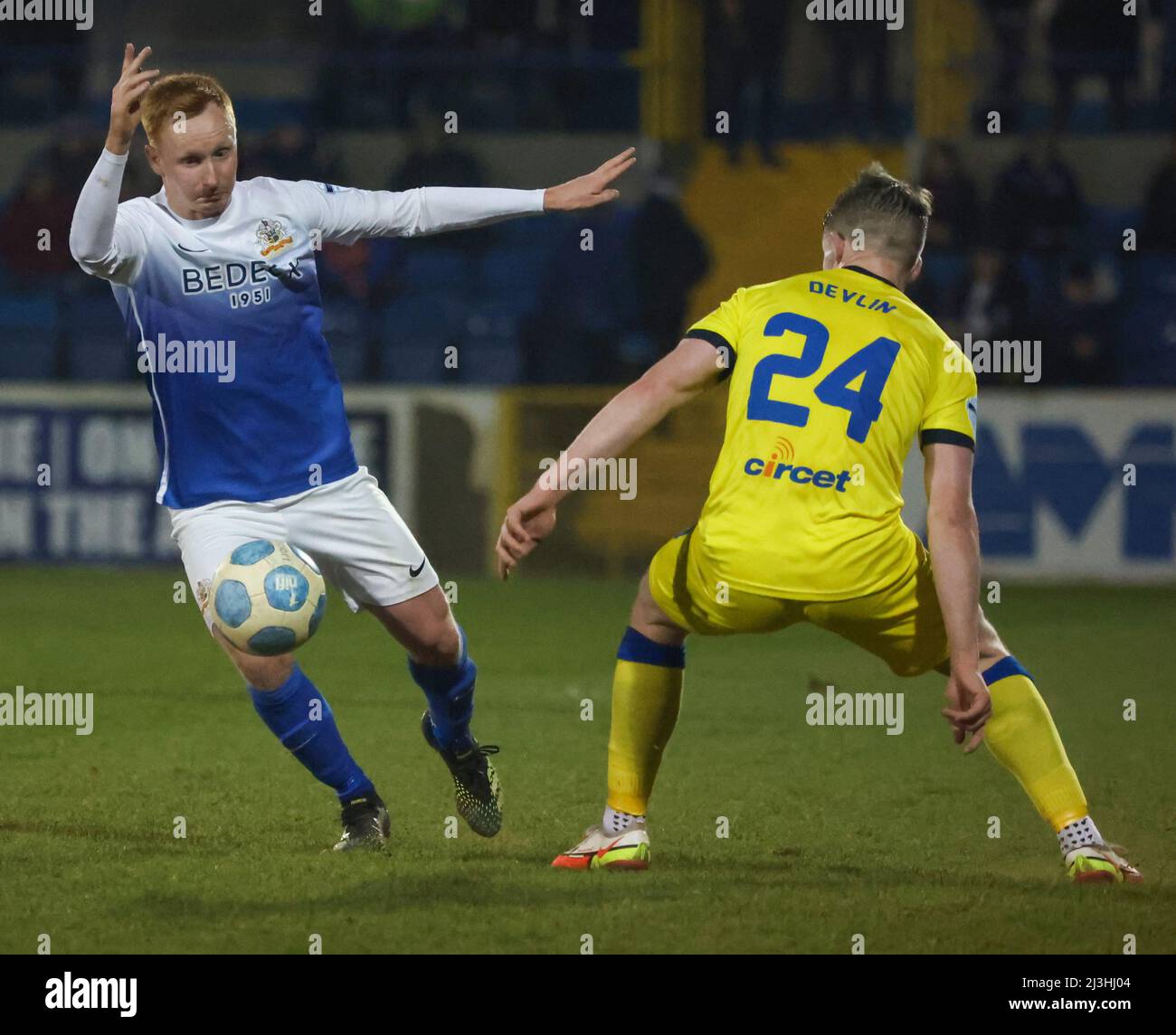 Parc de Mournview, Lurgan, Irlande du Nord. 25 janvier 2022. Danske Bank First ership – Glenavon (bleu) c. Glenavon. Action depuis le parc de Mournview. Robert Garrett, joueur de Glenavon. Banque D'Images