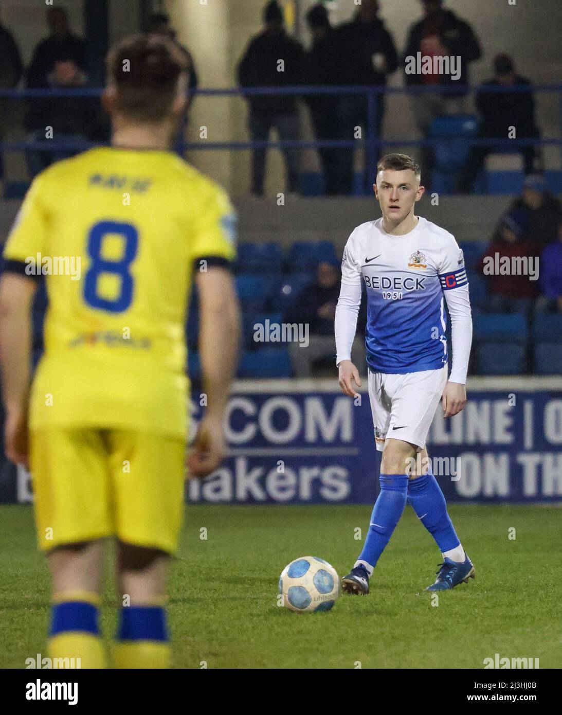 Parc de Mournview, Lurgan, Irlande du Nord. 25 janvier 2022. Danske Bank First ership – Glenavon (bleu) c. Glenavon. Action depuis le parc de Mournview. James Singleton, joueur de Glenavon. Banque D'Images