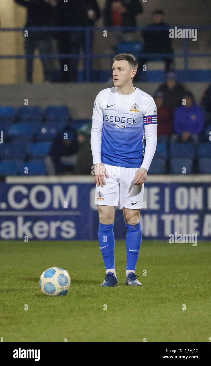 Parc de Mournview, Lurgan, Irlande du Nord. 25 janvier 2022. Danske Bank First ership – Glenavon (bleu) c. Glenavon. Action depuis le parc de Mournview. James Singleton, joueur de Glenavon. Banque D'Images