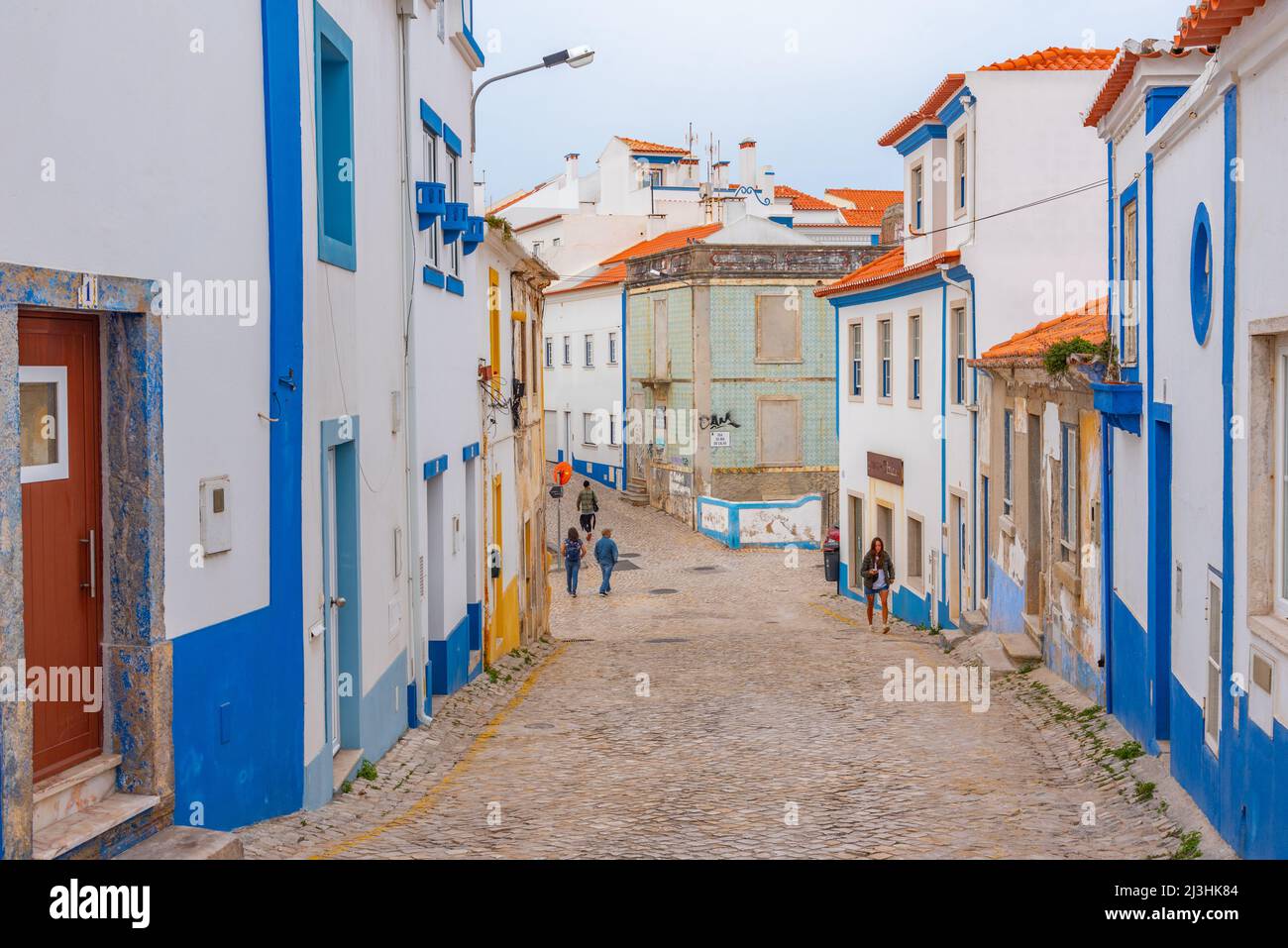 Rue étroite dans la ville portugaise Ericeira. Banque D'Images