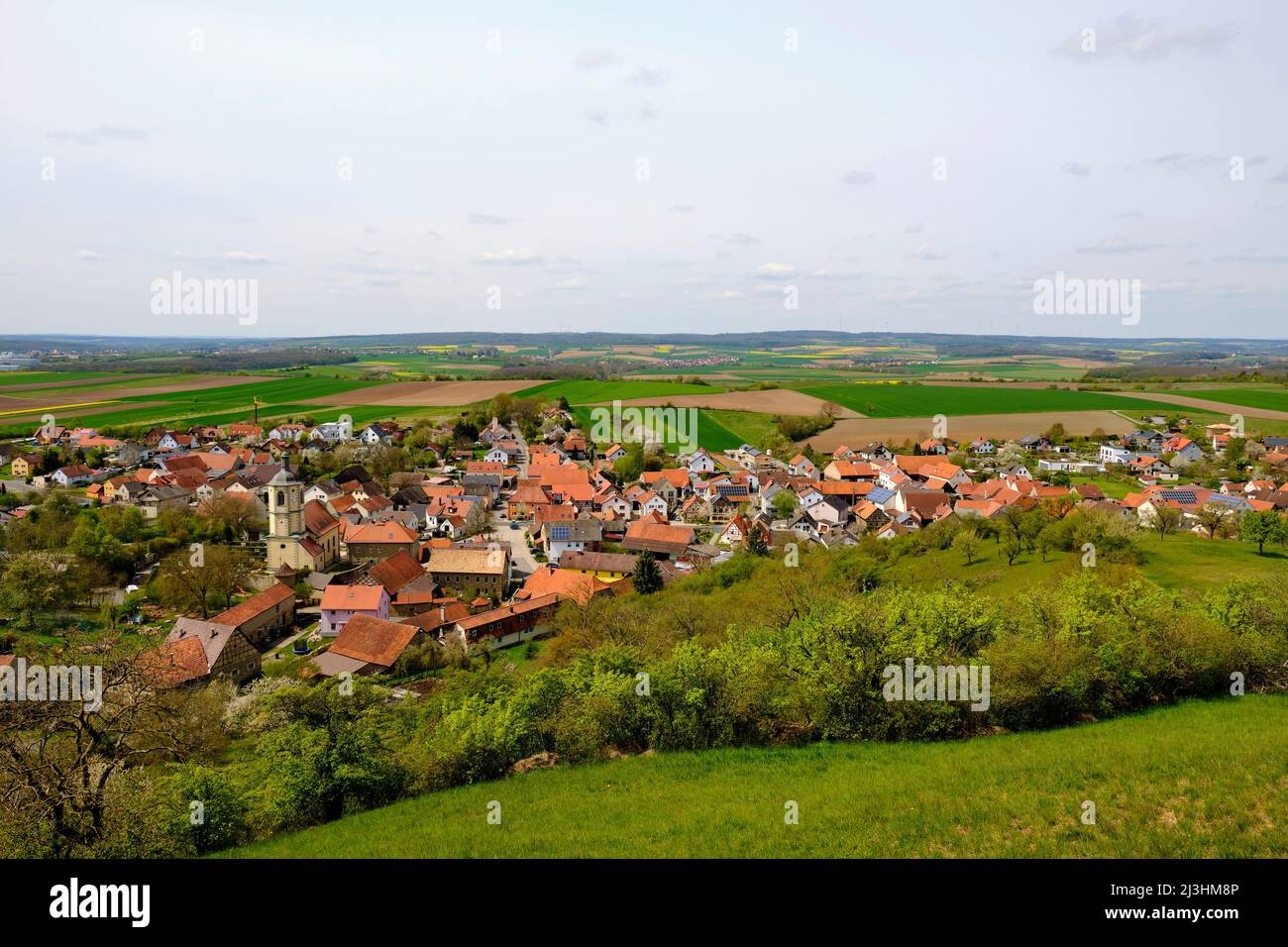 Vue sur le village de Prapach de la Wachthügel, district de la ville de comté de Hassfurt, comté de Hassberge, Basse-Franconie, Franconie, Bavière, Allemagne Banque D'Images