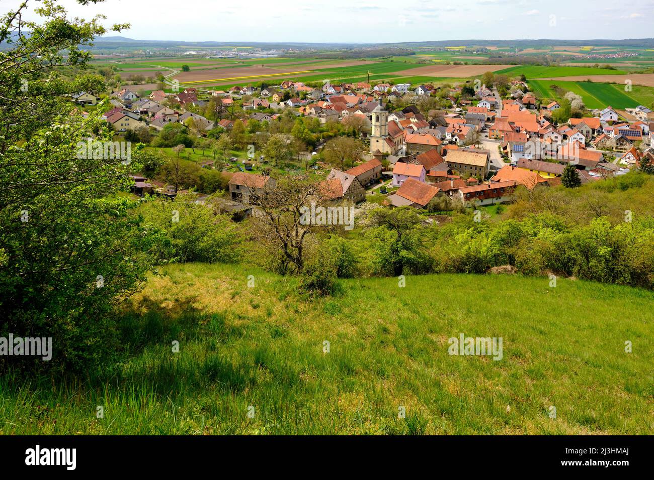 Vue sur le village de Prapach de la Wachthügel, district de la ville de comté de Hassfurt, comté de Hassberge, Basse-Franconie, Franconie, Bavière, Allemagne Banque D'Images