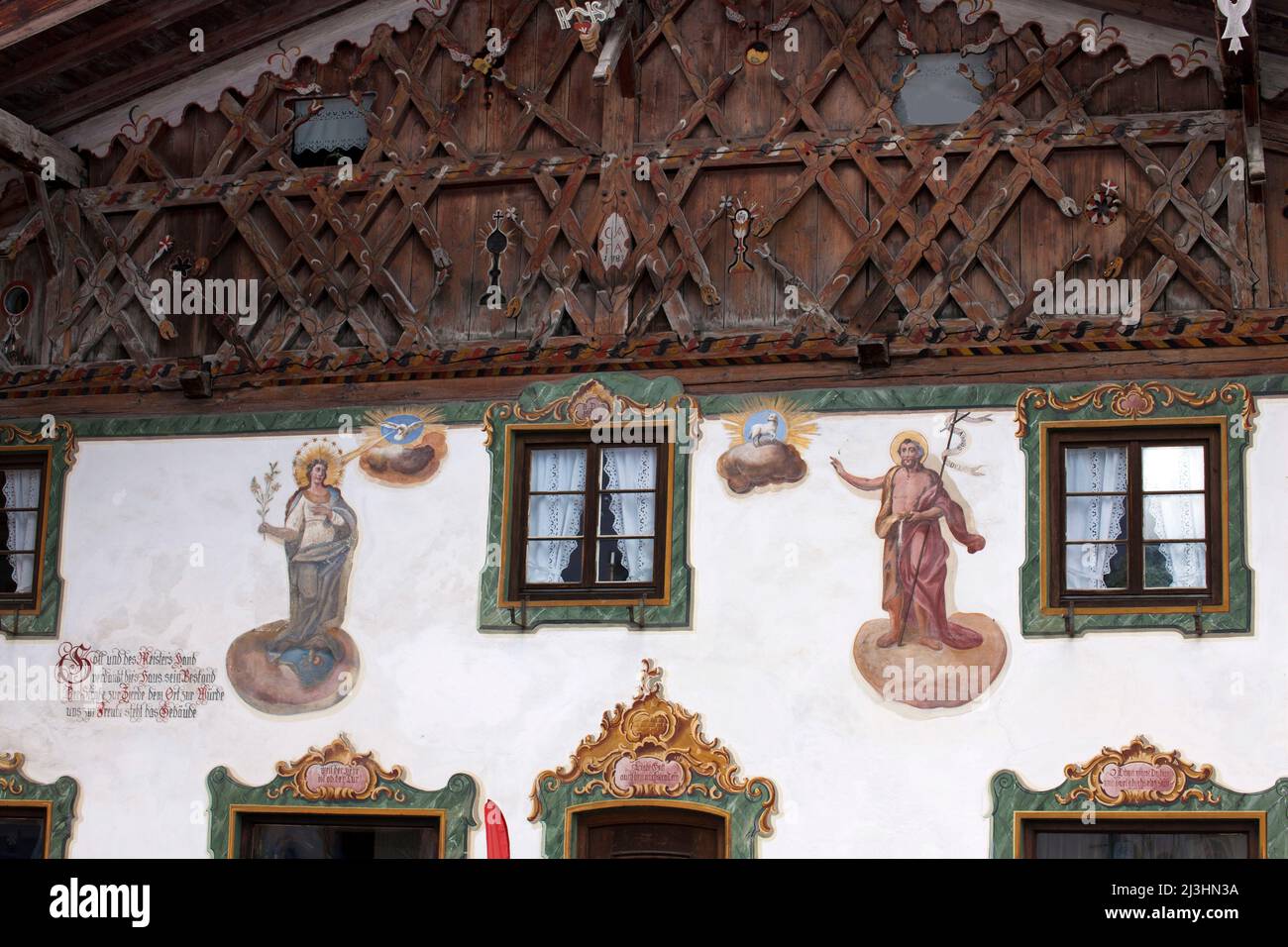 Alpine Lüftlmalerei (peinture traditionnelle) dans un style architectural alpin à Wallgau, haute-vallée de l'Isar, haute-Bavière Banque D'Images