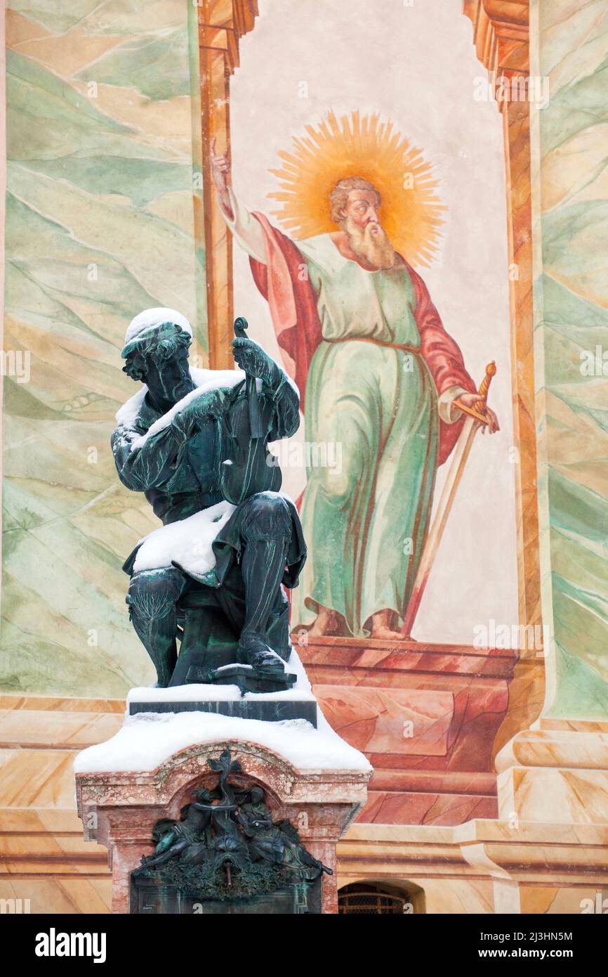 Monument à Matthias Klotz, il est considéré comme le fondateur de la fabrication de violon à Mittenwald. Devant l'église paroissiale. Haute-Bavière Banque D'Images