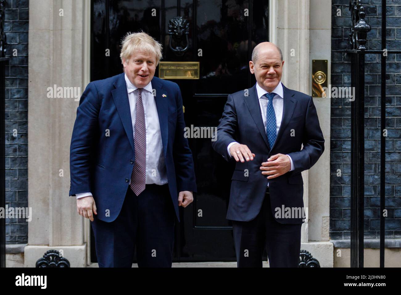 Downing Street, Londres, Royaume-Uni. 8th avril 2022, le Premier ministre britannique Boris Johnson accueille le chancelier allemand OLAF Scholz, au numéro 10 de Downing Street. Boris Johnson et le chancelier allemand OLAF Scholz vont organiser des discussions sur le conflit en Ukraine. Amanda Rose/Alamy Live News Banque D'Images