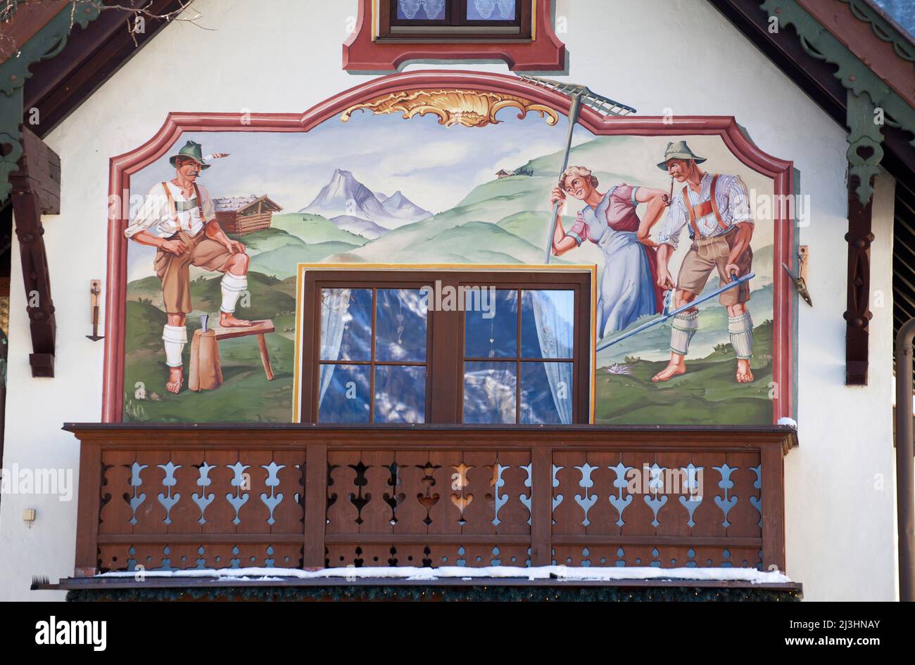 Fermiers en costume traditionnel à l'entretien du paysage sur les prairies de la chasse, Lüftlmalerei à Mittenwald, haute-Bavière Banque D'Images