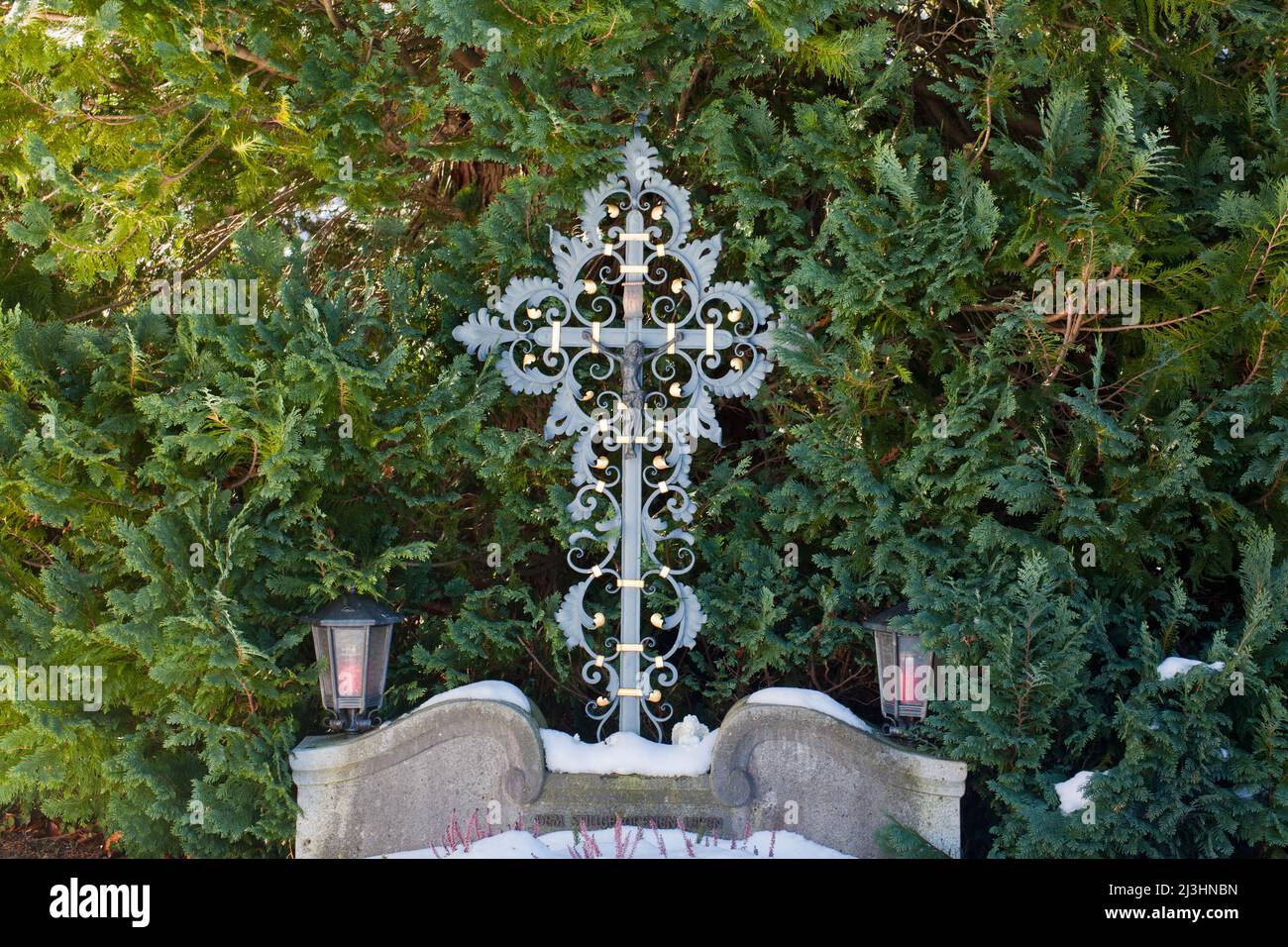 Croix de tombe en fer forgé sans nom au cimetière de Mittenwald Banque D'Images
