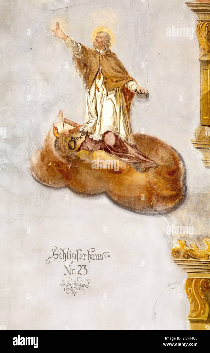 Saint Nepomuk tient sa langue vers le ciel comme un signe de son silence, il a été arrêté et torturé avant sa mort, Lüftlmalerei sur Schlipferhaus NR 23 à Mittenwald, haute-Bavière Banque D'Images