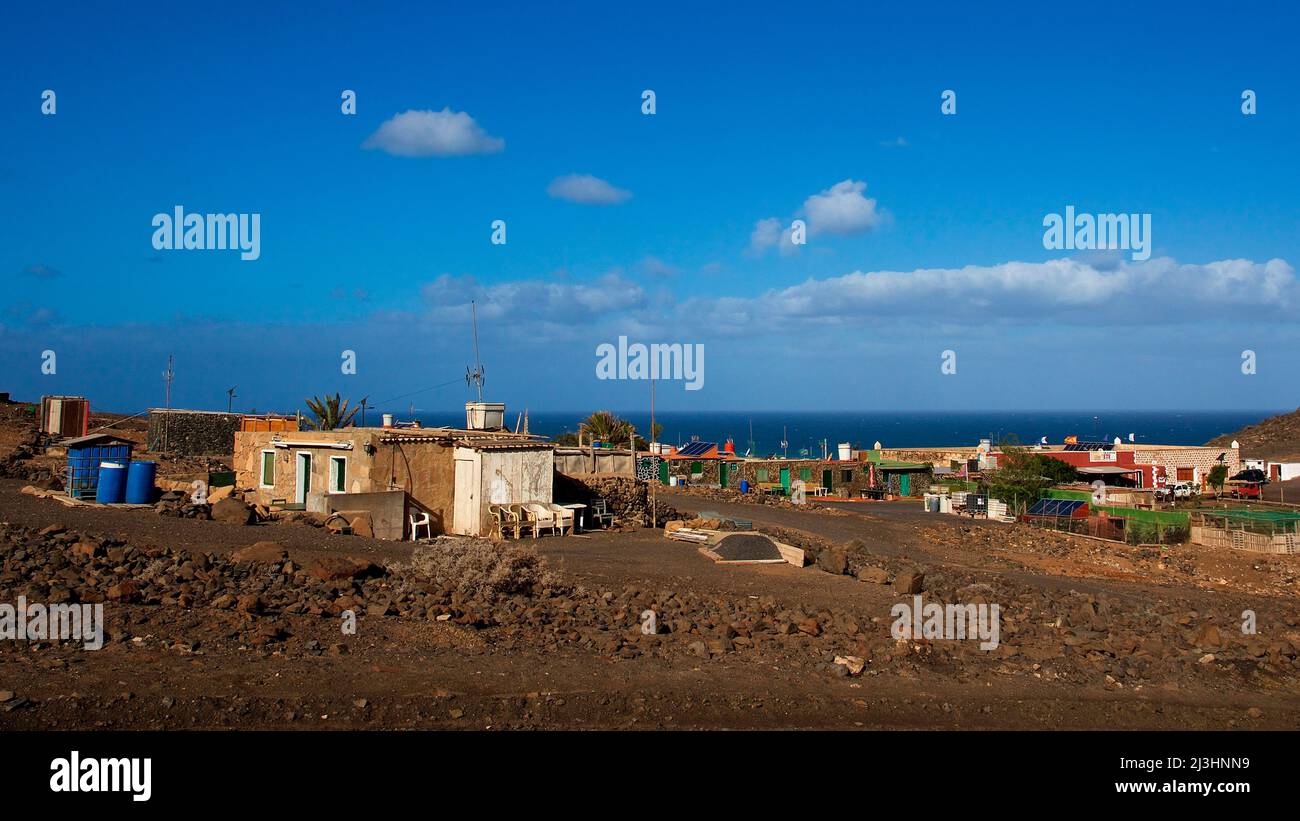 Espagne, îles Canaries, Fuerteventura, pointe sud-ouest, paysage stérile, Règlement Cofete, bâtiments uniques, mer en arrière-plan, bleu ciel avec nuages gris-blanc Banque D'Images