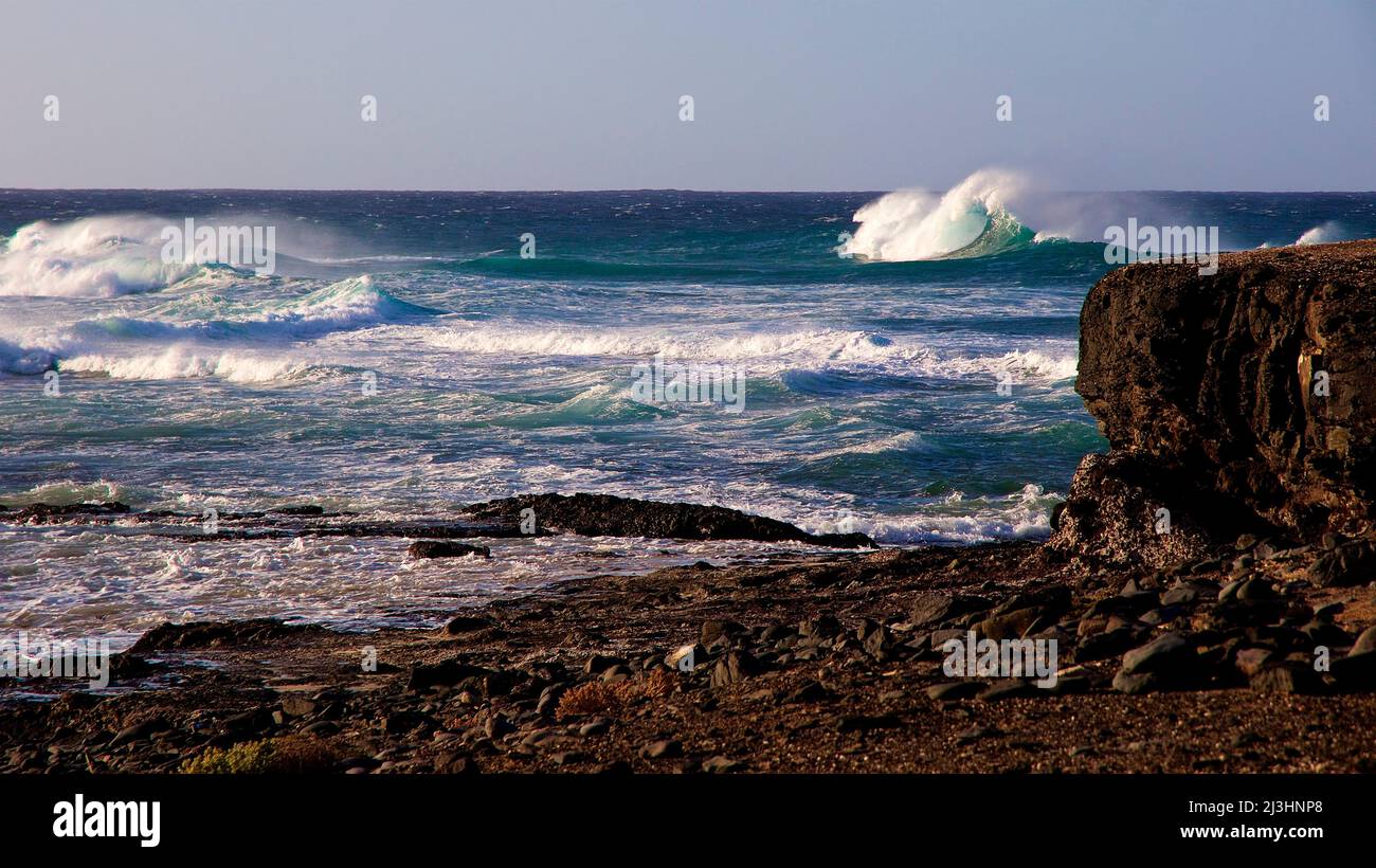 Espagne, îles Canaries, Fuerteventura, pointe sud-ouest, paysage stérile, Punta de Jandia, mer, vagues, surf fort Banque D'Images