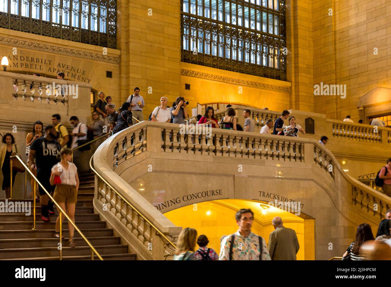 Grand Central - 42 Street, New York City, NY, USA, à l'intérieur de la gare centrale. Personnes, lumière jaune, affaires comme d'habitude Banque D'Images