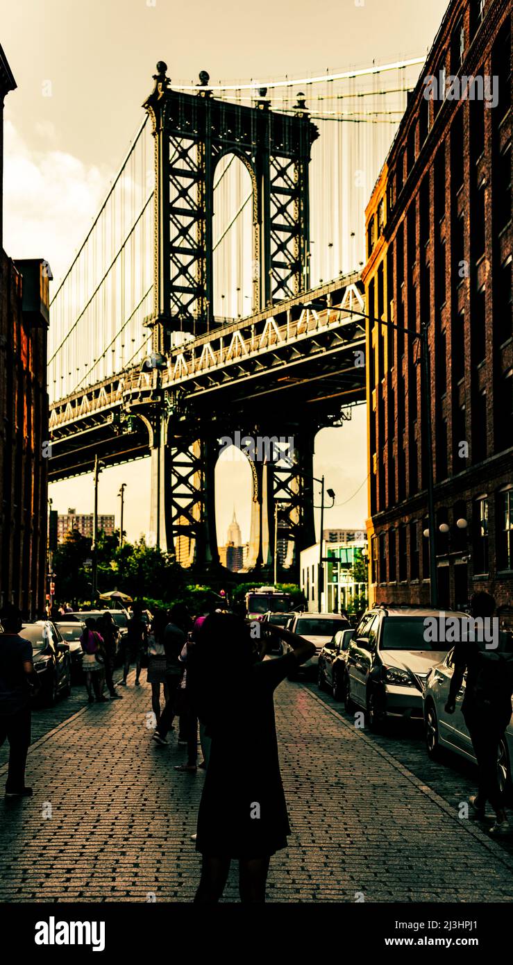 Dumbo, New York City, NY, États-Unis, le légendaire pont de Manhattan et l'Empire State Building depuis Washington Street à Brooklyn, New York Banque D'Images