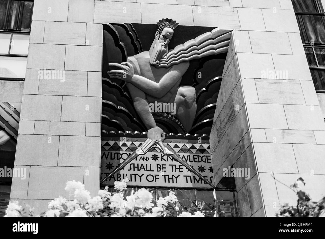 Midtown West, New York City, NY, USA, vue à angle bas sur le gratte-ciel Comcast Building et son célèbre dessin et citation, en commençant par la sagesse et la connaissance, Rockefeller Center, New York. Banque D'Images