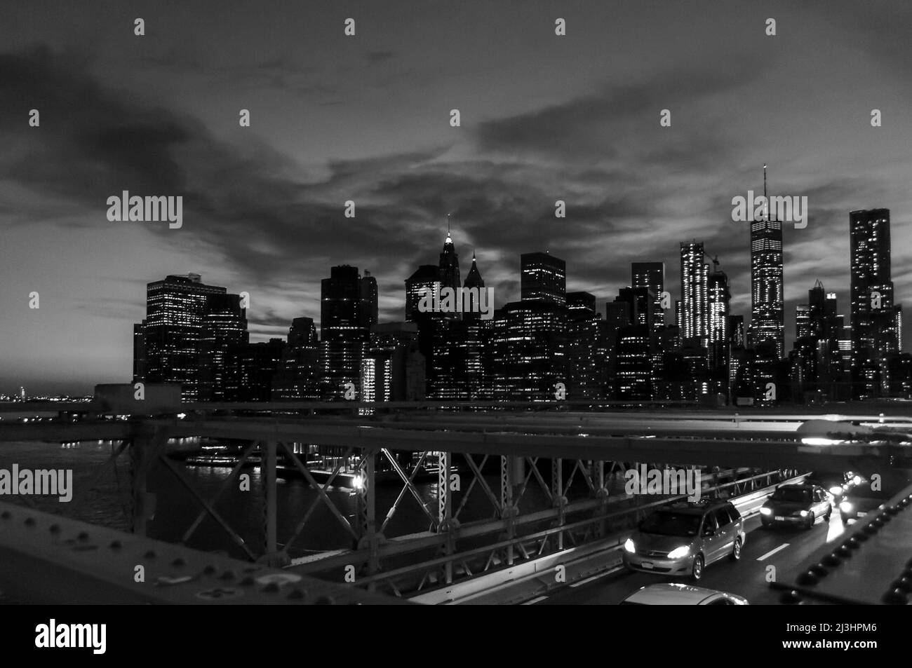 Lower Manhattan, New York City, NY, USA, CityLights vu du pont de Brooklyn sur East River Banque D'Images