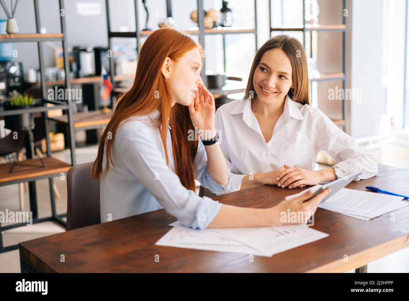 Photo moyenne de deux jeunes femmes d'affaires qui travaillent avec une ...