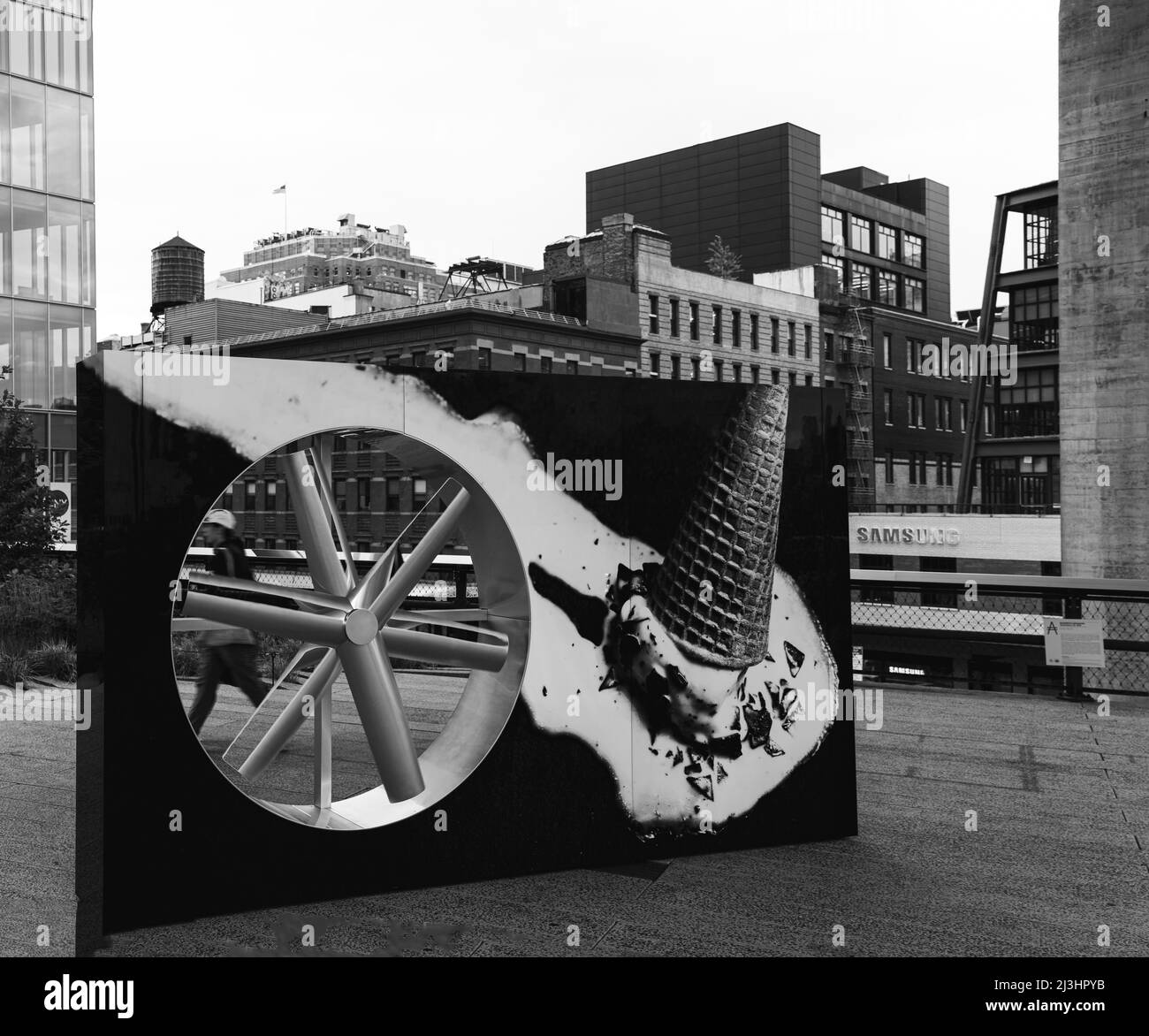 Meatpacking District, New York City, NY, USA, The High Line est un parc linéaire populaire construit sur les voies de chemin de fer surélevées au-dessus de Tenth Ave Banque D'Images