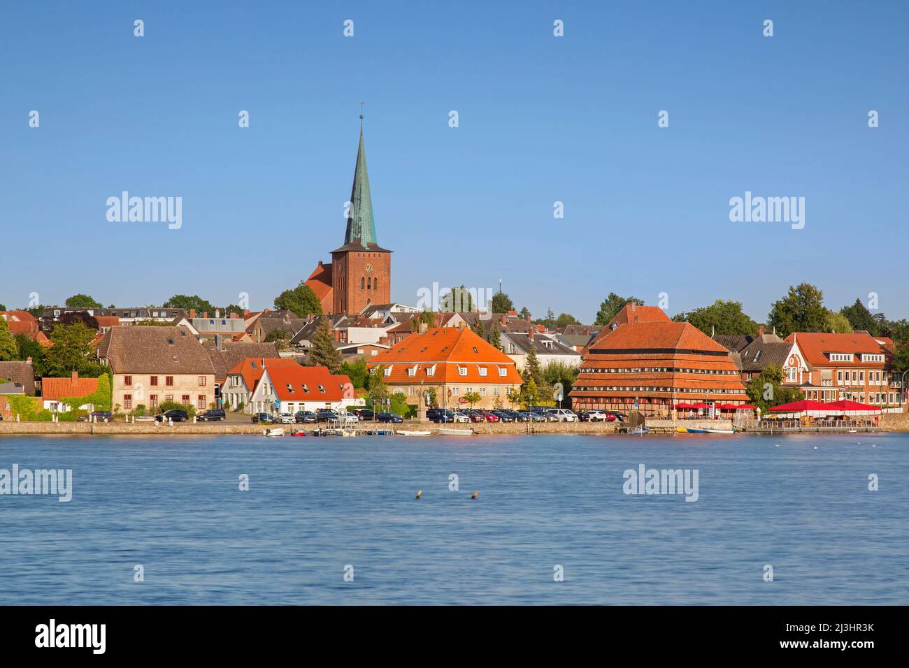 Lac Neustädter Binnenwasser et vue sur la ville Neustadt in Holstein, quartier d'Ostholstein, Schleswig-Holstein, Allemagne Banque D'Images