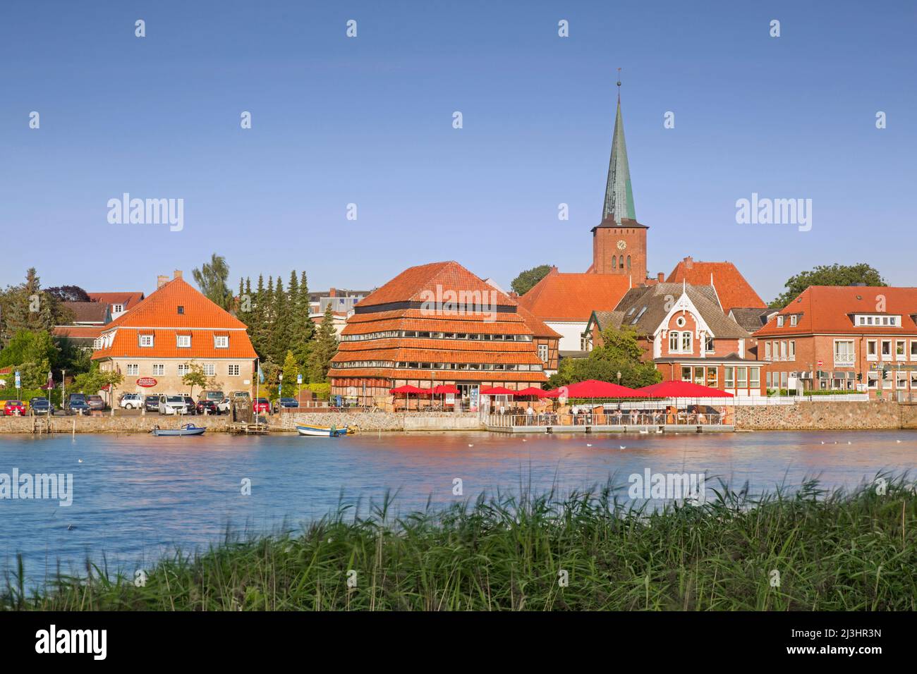 Lac Neustädter Binnenwasser et vue sur la ville Neustadt in Holstein, quartier d'Ostholstein, Schleswig-Holstein, Allemagne Banque D'Images
