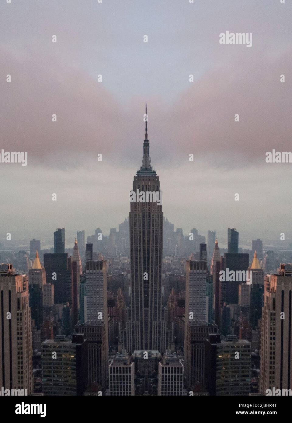 Midtown West, New York City, NY, Etats-Unis, Drone tourné / aérien pris à côté du Rockefeller Center avec une vue panoramique de Manhattan Banque D'Images