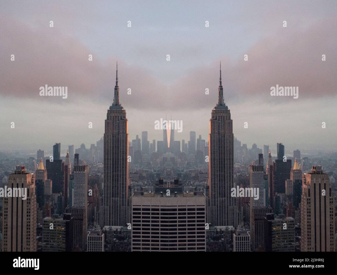 Midtown West, New York City, NY, Etats-Unis, Drone tourné / aérien pris à côté du Rockefeller Center avec une vue panoramique de Manhattan Banque D'Images