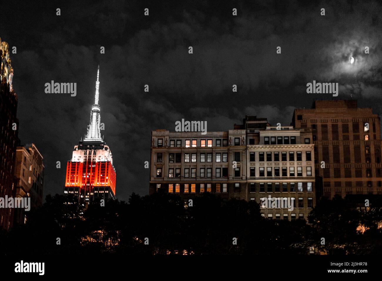 Bryant Park, New York City, NY, États-Unis, Empire State Building et lune la nuit Banque D'Images