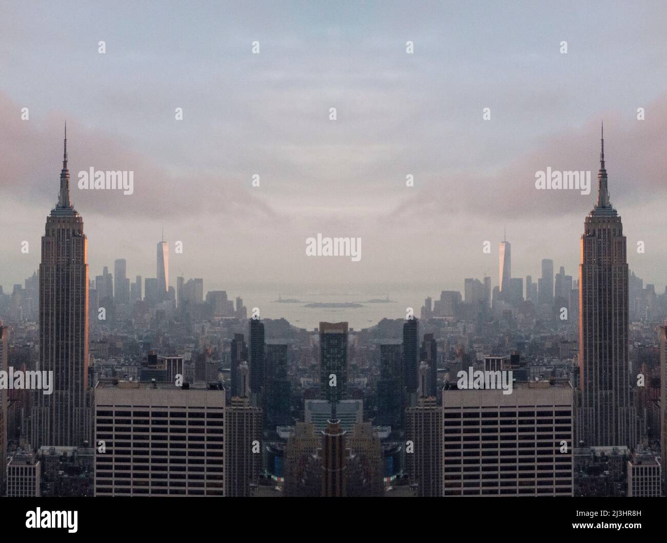 Midtown West, New York City, NY, Etats-Unis, Drone tourné / aérien pris à côté du Rockefeller Center avec une vue panoramique de Manhattan Banque D'Images