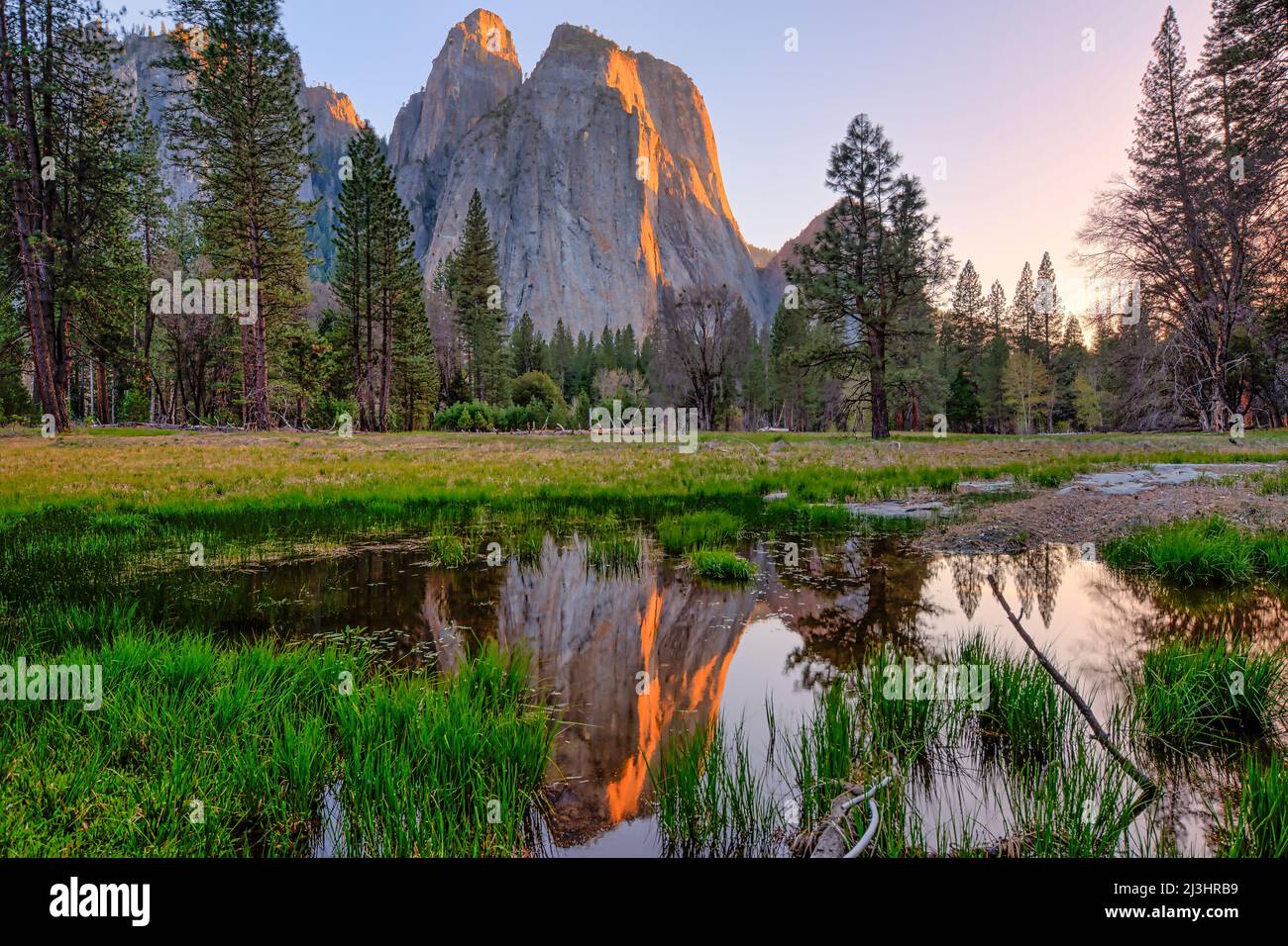Vue sur la montagne reflétée sur un étang de Yosemite. Banque D'Images