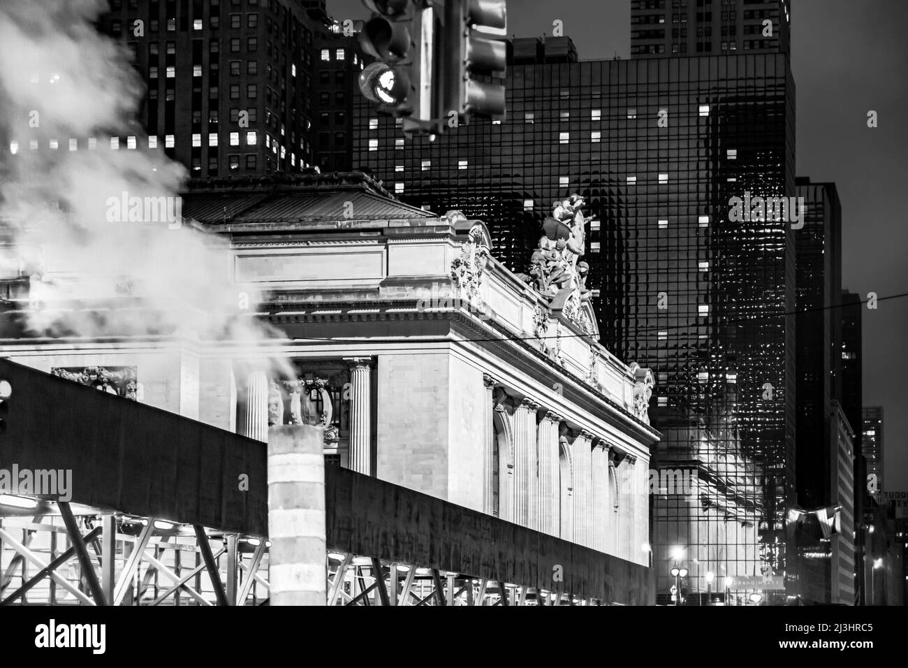 Grand Central terminal, New York City, NY, USA, vue sur la rue typique de New York avec l'évent de vapeur à rayures orange blanc au milieu de la rue. Banque D'Images