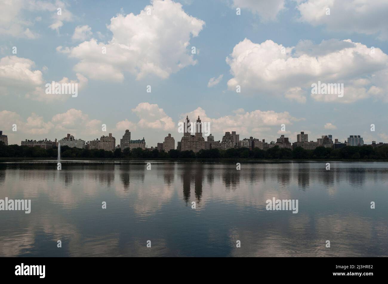 Central Park West, quartier historique, New York City, NY, États-Unis, Les deux tours du bâtiment San Remo (architecte Emery Roth - style Beaux-Art - Registre national des lieux historiques), vu de Central Park Banque D'Images