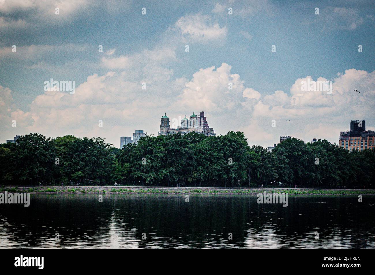 Central Park West, quartier historique, New York City, NY, États-Unis, Les deux tours du bâtiment San Remo (architecte Emery Roth - style Beaux-Art - Registre national des lieux historiques), vu de Central Park Banque D'Images