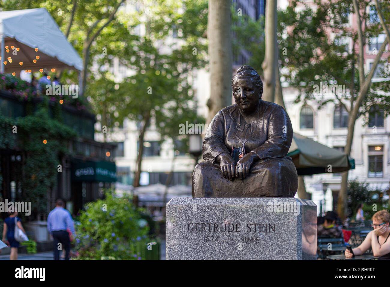 Midtown SOUTH, New York City, NY, USA, Statue rend hommage à l'auteur et patron artistique américain Gertrude Stein. Installé en 1992 dans Bryant Park. Banque D'Images
