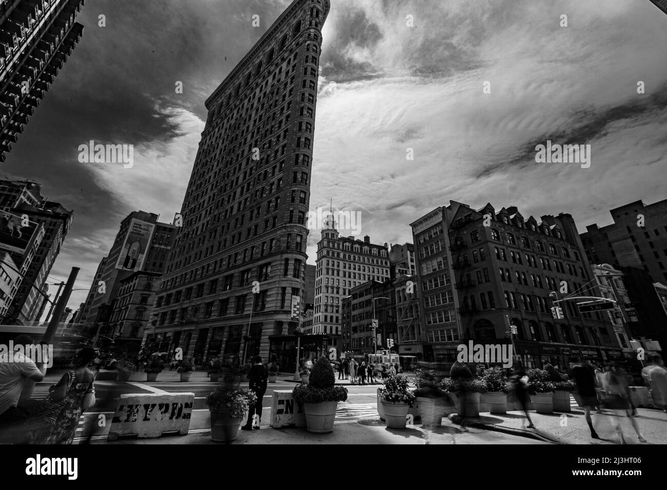 Flatiron public Plaza, New York City, NY, États-Unis, photo à obturation lente de l'historique Flatiron ou Fuller Building. Ce bâtiment triangulaire emblématique situé dans la Cinquième Avenue de Manhattan a été achevé en 1902. Banque D'Images