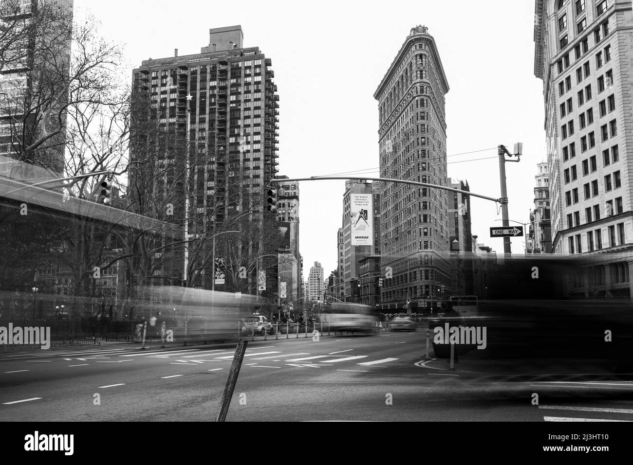 Flatiron public Plaza, New York City, NY, États-Unis, photo à obturation lente de l'historique Flatiron ou Fuller Building. Ce bâtiment triangulaire emblématique situé dans la Cinquième Avenue de Manhattan a été achevé en 1902. Banque D'Images