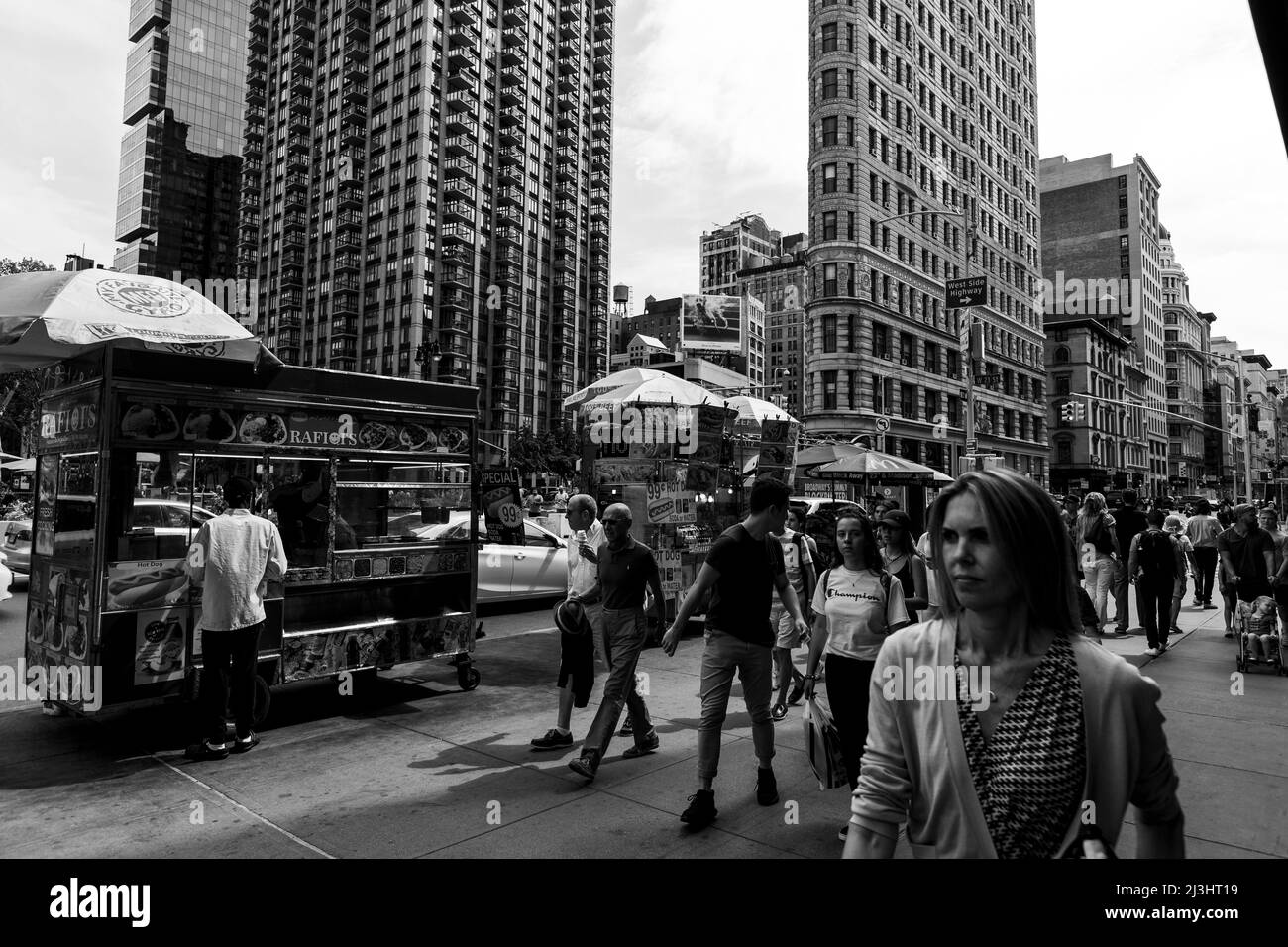 QUARTIER DE FLATIRON, New York City, NY, USA, un stand de hot dog en face du bâtiment de flatiron Banque D'Images