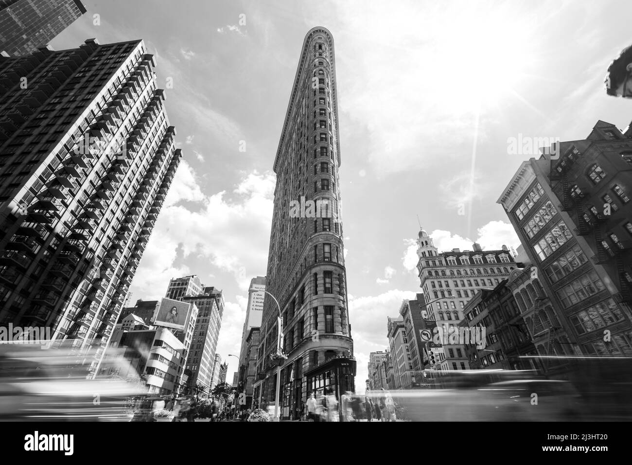 Flatiron public Plaza, New York City, NY, États-Unis, photo à obturation lente de l'historique Flatiron ou Fuller Building. Ce bâtiment triangulaire emblématique situé dans la Cinquième Avenue de Manhattan a été achevé en 1902. Banque D'Images