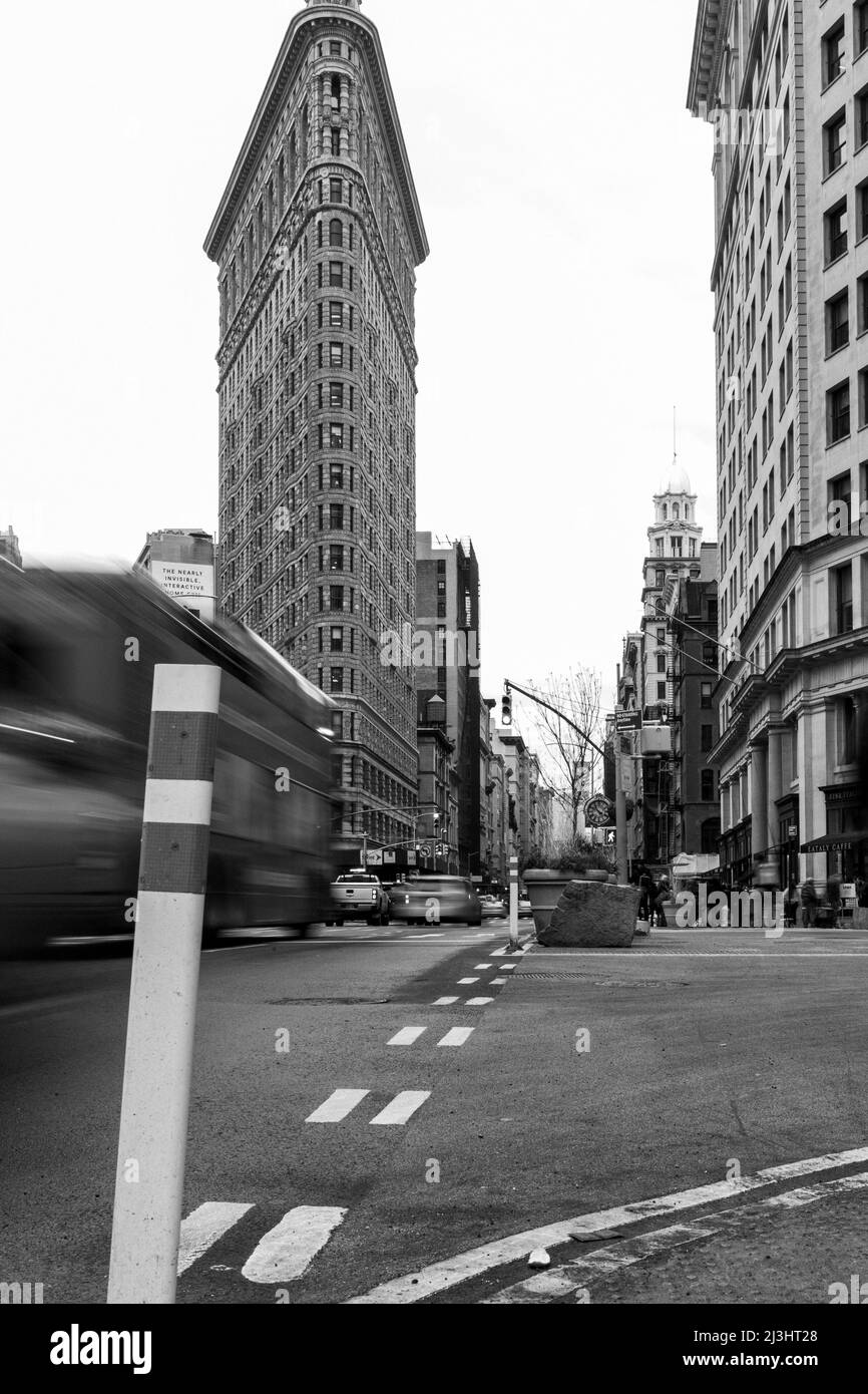 Flatiron public Plaza, New York City, NY, États-Unis, photo à obturation lente de l'historique Flatiron ou Fuller Building. Ce bâtiment triangulaire emblématique situé dans la Cinquième Avenue de Manhattan a été achevé en 1902. Banque D'Images