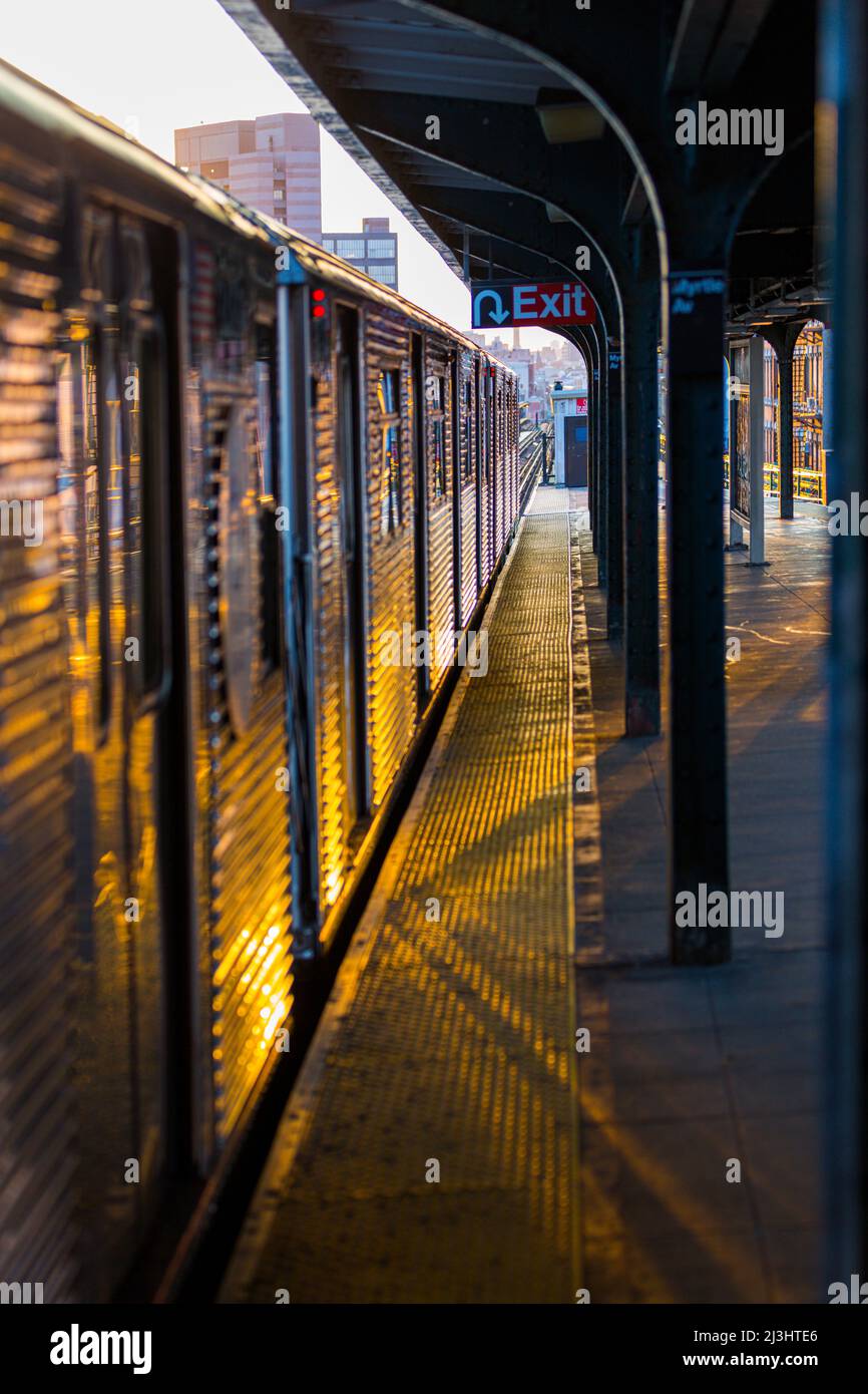 Broadway/Jefferson Street, New York City, NY, USA, la lumière du soleil reflète l'or pendant l'heure d'or - même à New York Banque D'Images