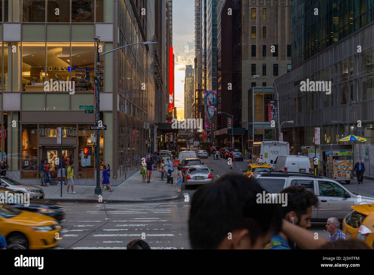 6th Ave/W41ST Street, New York City, NY, USA, Manhattatanhenge à New York City, le long de la 41st Street. Manhattanhenge est un événement au cours duquel le soleil couchant est aligné avec la grille de rue principale de Manhattan Banque D'Images