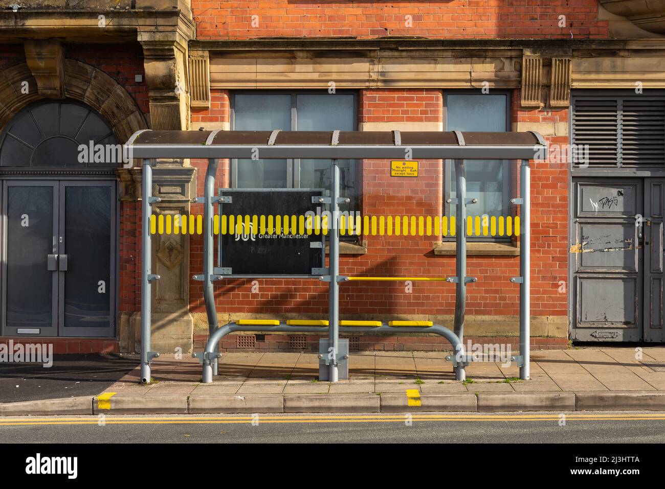 Wigan, Angleterre - Royaume-Uni - 15th mars 2022 : arrêt de bus des transports en commun dans la ville anglaise. Banque D'Images