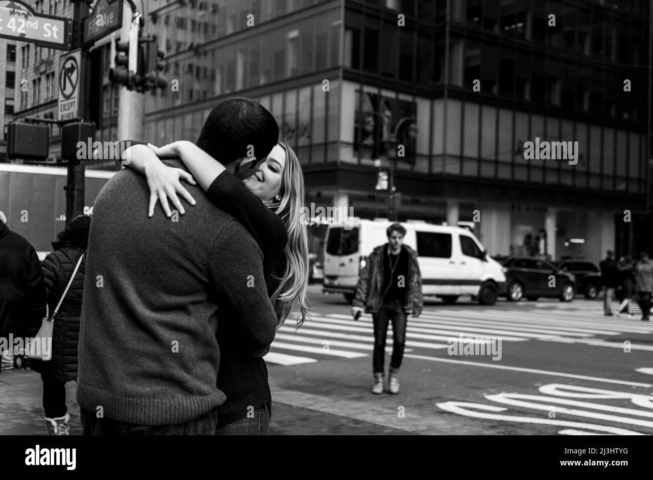 Midtown SOUTH, New York City, NY, USA, couple Jeune se voyant depuis longtemps. J'adore 5th Avenue Banque D'Images