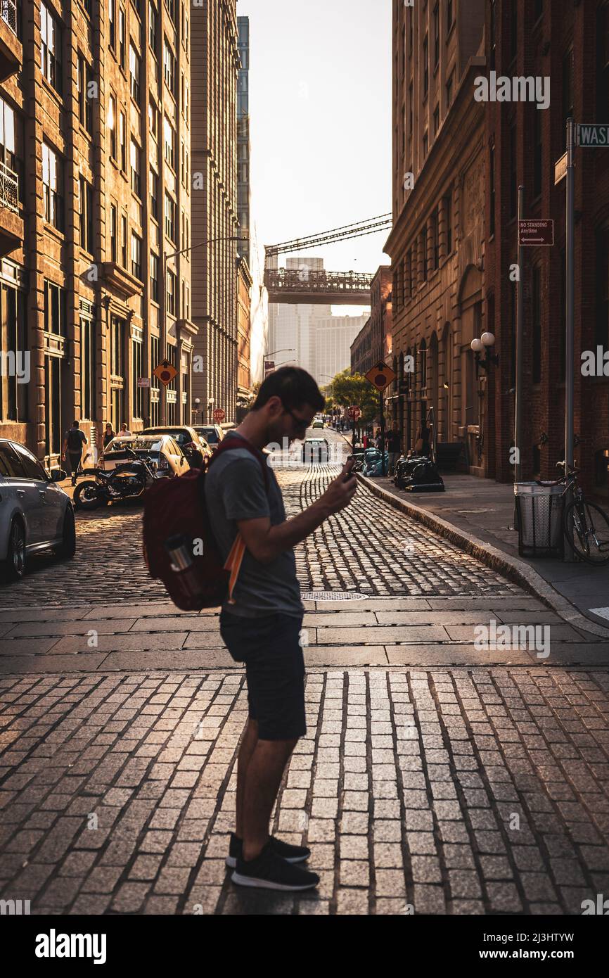 Dumbo, New York City, NY, États-Unis, quelqu'un qui photographie le pont de Brooklyn au-dessus de East River Banque D'Images