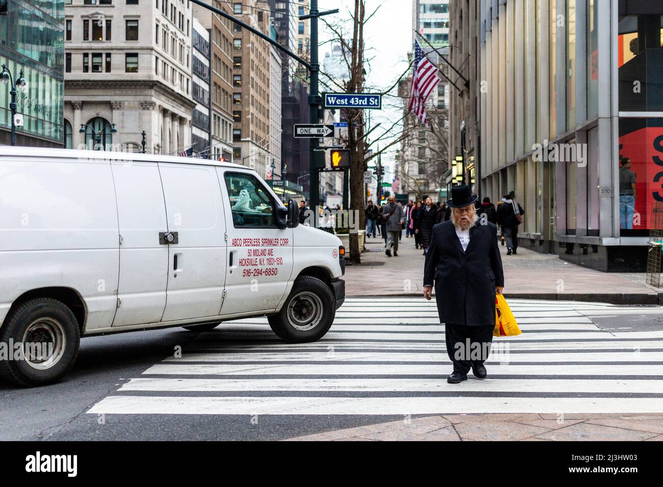 Midtown SOUTH, New York City, NY, USA, Old Jew traversant la rue Banque D'Images