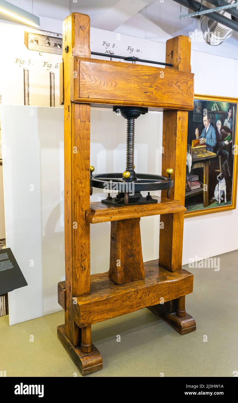 Presse verticale French Pernet. 1812. Atelier de reliure. Utilisé dans les opérations de préparation du papier pour la couture et le placement des couvertures et des gardes, Banque D'Images
