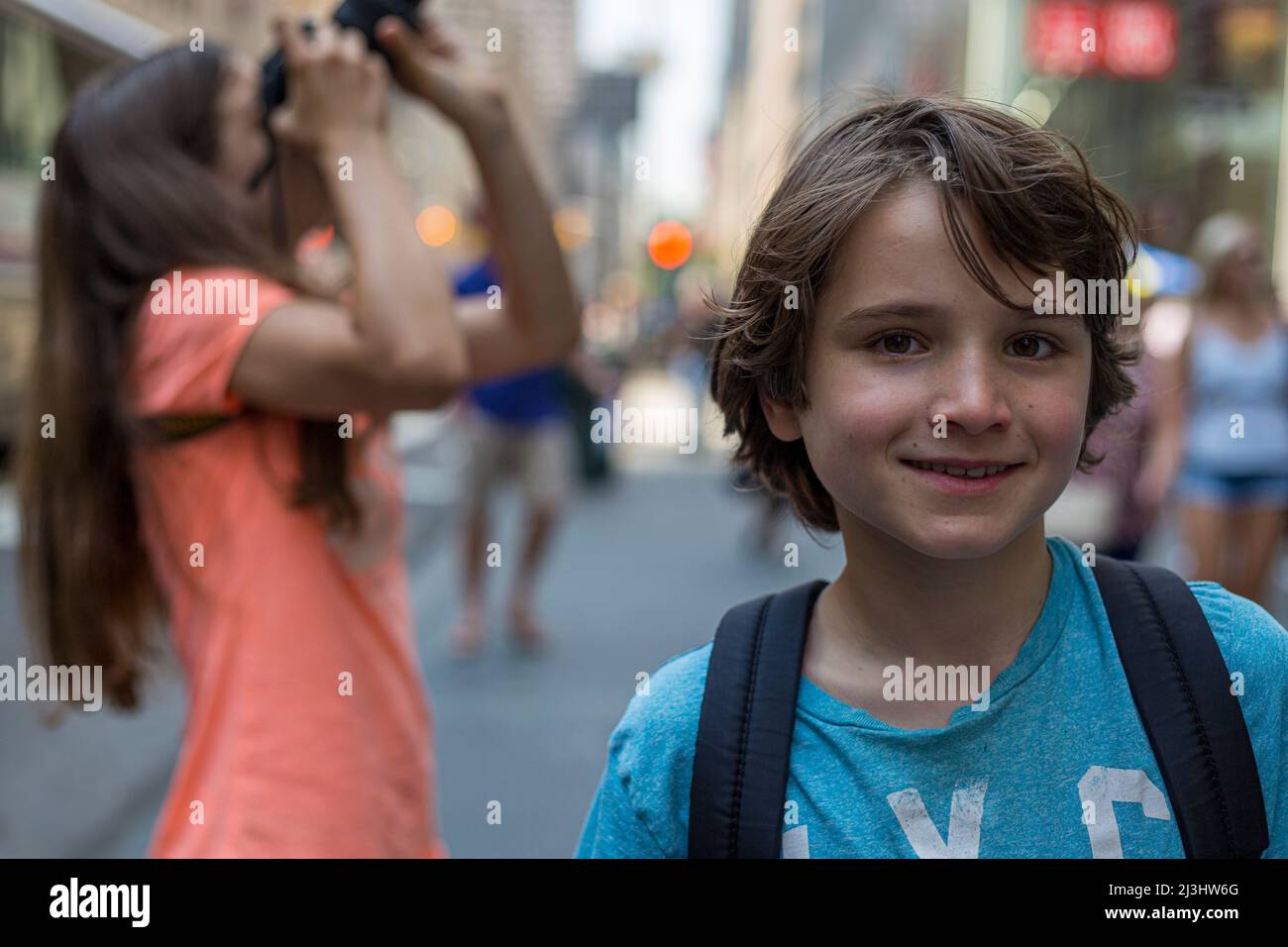5 Avenue & West 54 Street, New York City, NY, États-Unis, jeune fille de 14 ans de race blanche et adolescent de 12 ans de race blanche, tous deux avec des cheveux bruns et un style estival dans les rues Banque D'Images