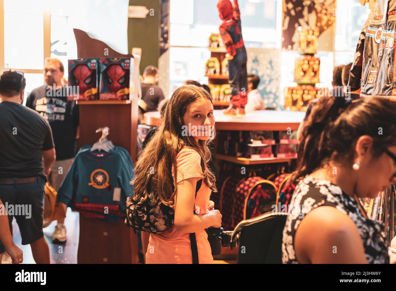 Theatre District, New York City, NY, États-Unis, jeune fille de 14 ans de race blanche et adolescent de race blanche de 12 ans, tous deux avec des cheveux bruns et un style d'été au magasin disney Banque D'Images