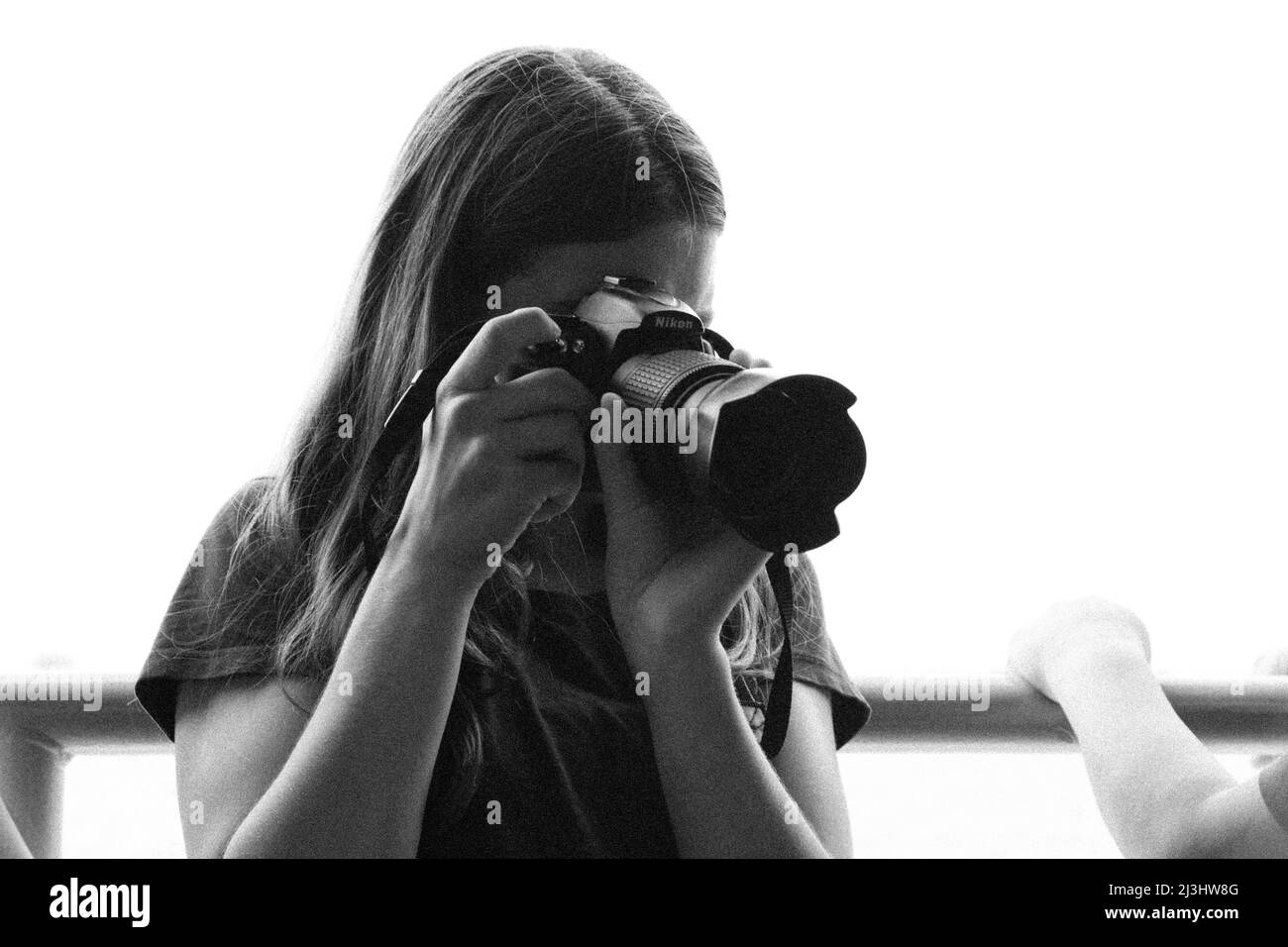 New York City, NY, Etats-Unis, 14 ans, jeune fille caucasienne avec cheveux bruns de tir avec l'appareil photo sur l'île staten ferry Banque D'Images