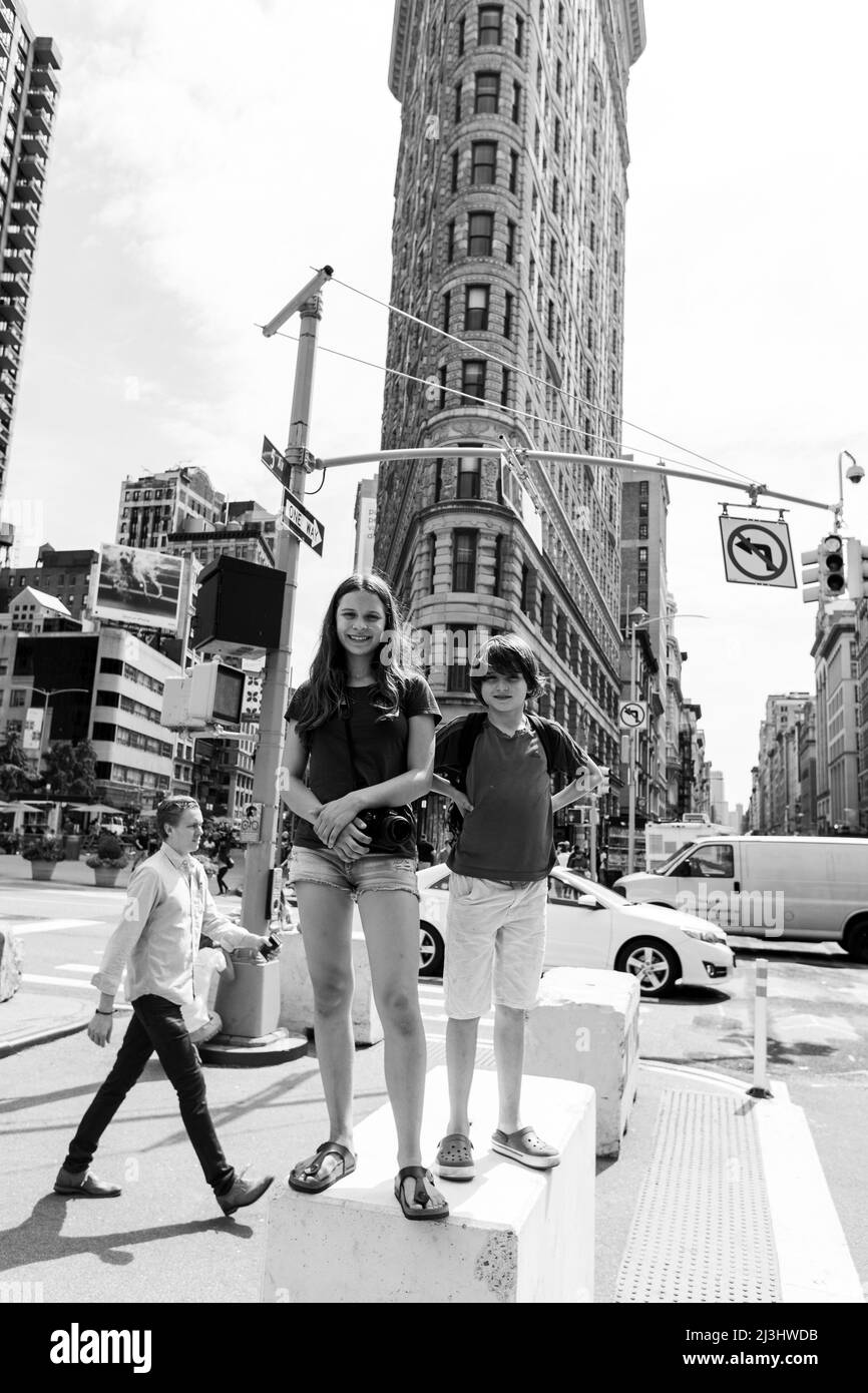 QUARTIER FLATIRON, New York City, NY, USA, Jeune garçon et fille en face du bâtiment flatiron Banque D'Images