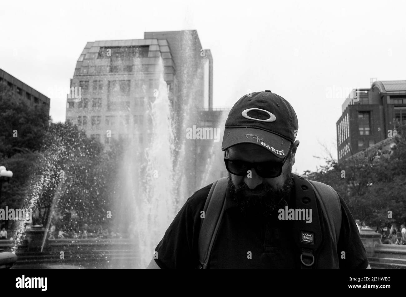 Greenwich Village, New York City, NY, USA, le photographe lui-même devant une fontaine Banque D'Images